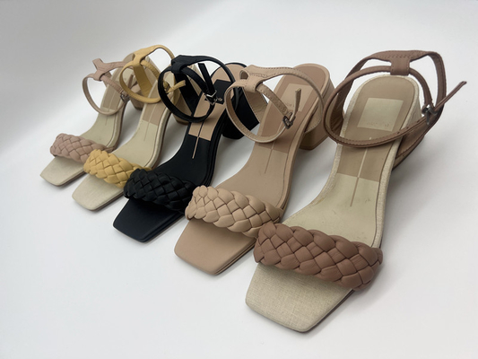 I sandali di Tan Woven Ladies Soft Leather sbirciano Toe With Metal Buckle