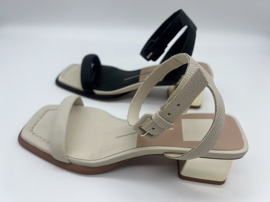 I sandali dell'una donna alla moda della cinghia, oro trasversale di cuoio della cinghia hanno riempito i sandali