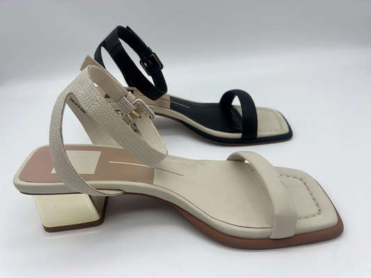 I sandali dell'una donna alla moda della cinghia, oro trasversale di cuoio della cinghia hanno riempito i sandali