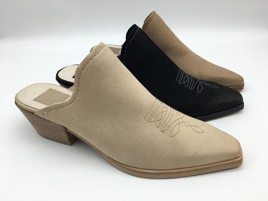 Delicatamente due Tone Leather Shoes Low Heel hanno chiuso Toe Dress Shoes Pointed Toe