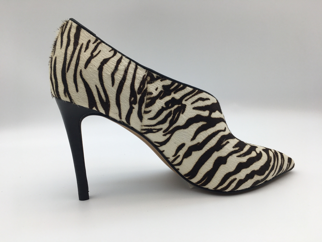 stivali del vestito delle donne del tacco a spillo del modello della zebra, nappa bicolore morbido di cuoio, dito del piede aguzzo con progettazione di forma di v superiore