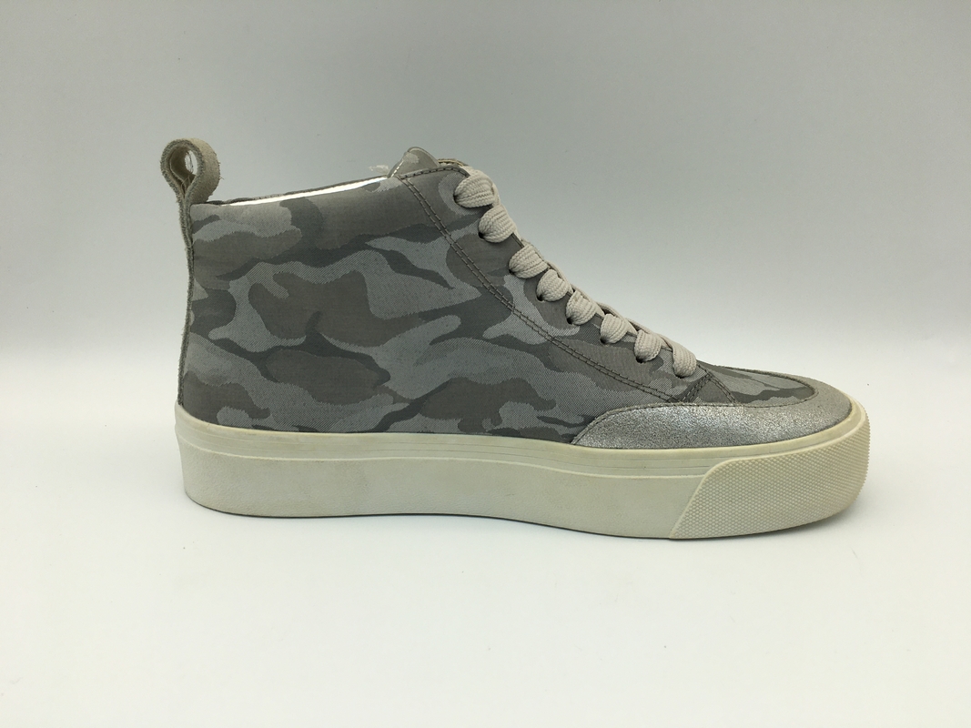 Scarpe di pallacanestro comode di slittamento di Lt Grey High Top Sport Shoes delle signore non